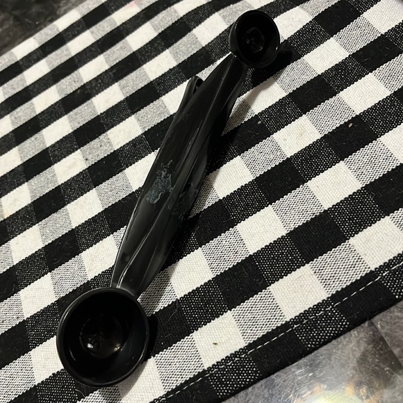 Pampered chef cake tester & releaser and a pampered chef scoop - Picture 2 of 8